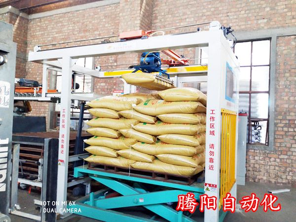 饲料厂家使用码垛机械手在工作效率方面具有哪些提升