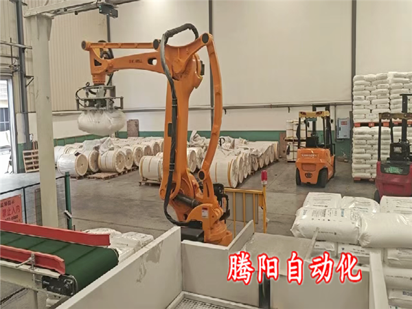 注塑原料拆包投料机器人一台机器代替三四个人工